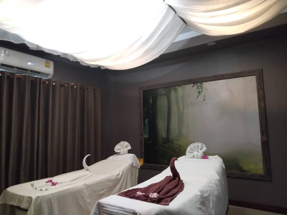 ห้องทรีตเมนต์ที่ผนังมีภาพทิวทัศน์กรอบใหญ่ พร้อมม่านผ้าขาว