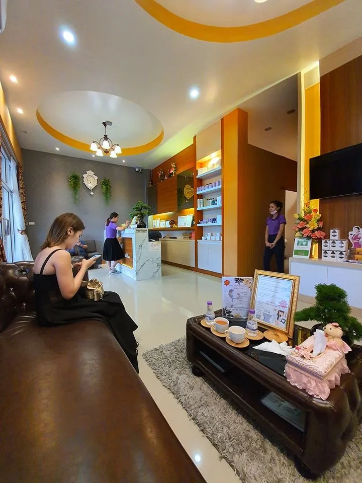มุมในร้านที่มีลูกค้านั่งพักอยู่ใกล้เคาน์เตอร์และชั้นวางของ